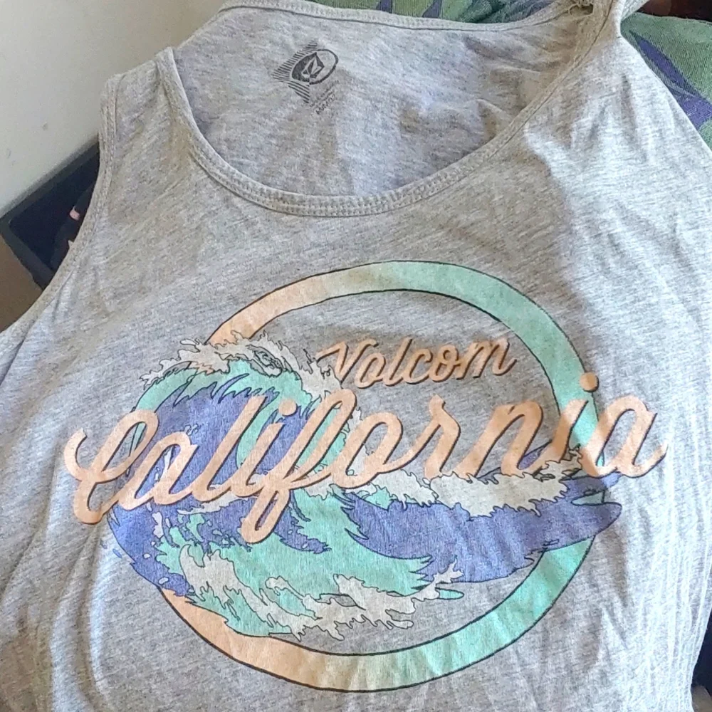 Volcom tank - Picture 1 of 2